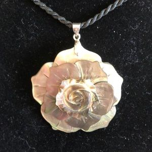 LAST CHANCE ⏳⏳ 4/10$ Carved flower necklace 🌷🌷